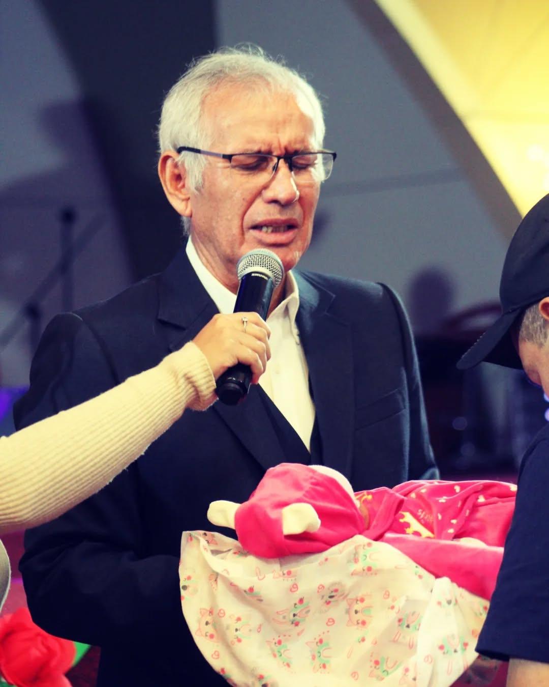 Persona colaborando en una actividad de iglesia