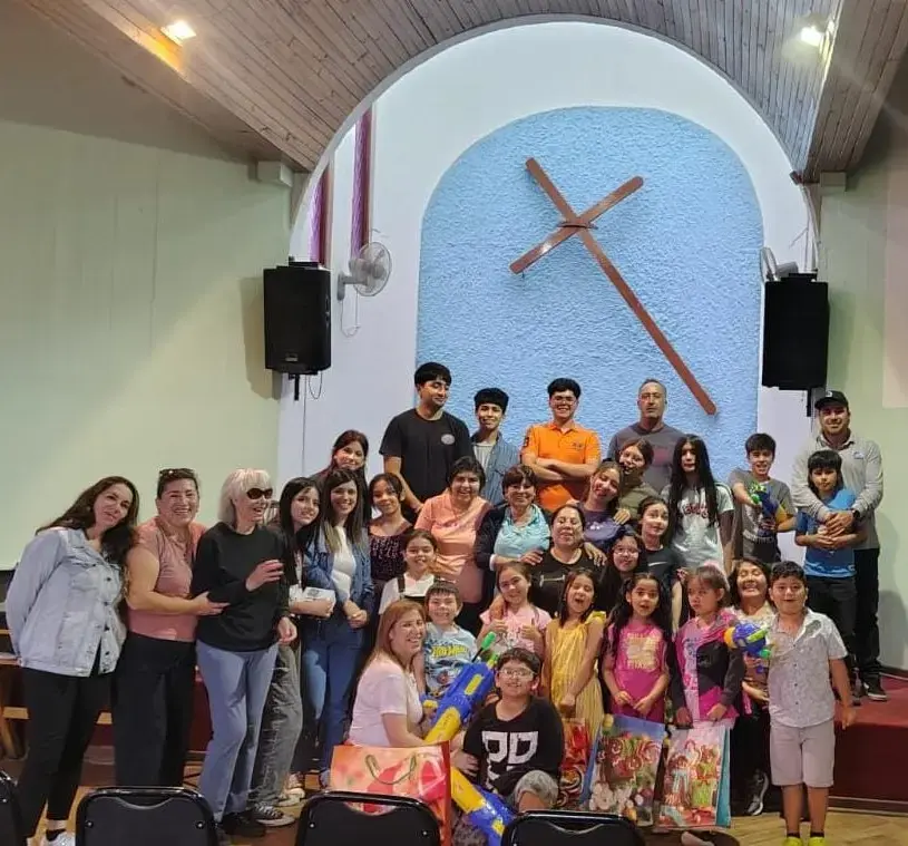 Familias y niños celebrando juntos